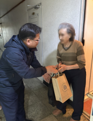 -신한길 영통1동장이 후원물품 전달하는 모습-  