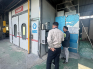 환경전문가가 대기배출시설에서 환경기술지원사업을 진행하고 있다.