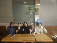 길남주씨(왼쪽에서 2번째)와 여성친화도시모니터단 단원들이 인터뷰를 위해 파장동 한 커피숍에서 만났다.