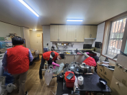 매탄1동지역사회보장협의체 위원들이 주거청소를 진행하고 있다