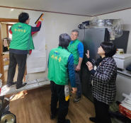 노후된 도배를 교체하는 매탄1동장(김은정)과 새마을지도자협의회 회원들