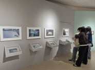 거울이 걸린 전시 코너, 작품 감상과 함께 기념사진을 찍으려는 관람객들로 줄이 이어진다.