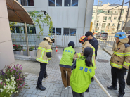 매탄2동 행정복지센터와 원천119안전센터가 주민과 함께 합동소방훈련을 실시하고 있다.