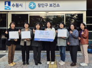 조원2동 주민들이 만든 손수건을 장안구보건소에 전달하고 있다.