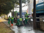 수원시 장안구가 은행나무 열매 다량 발생지에서 물세척 청소를 하고있다.