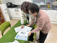 한파쉼터 관리자에게 관리 및 운영 대장 작성법에 대하여 설명하고 있는 모습