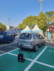 사진)수원시와 수도권대기환경청·저감장치 제작사가 수원종합운동장에서 합동점검을 하고 있다.    