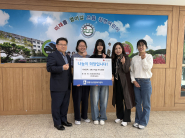 청명초등학교 이웃돕기 전달식 기념 촬영 모습
