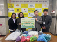 삼성SDS ICT 수원센터 어린이집 원아들이 모은 폐뚜껑을 기부한 모습이다.