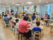 아이들과 선배시민 세대 교류활동을 하고 있다.