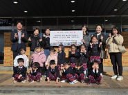 권선구청에서 전달식을 하는 모습