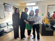 김치를 전달하고 있다