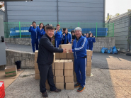 팔색조봉사단에서 고등동에 김장김치를 전달하고 있다.