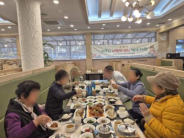 어르신들이 이교수 한정식 식당에서 식사를 하고 있다. 