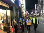 망포1동 등 민·관·경 30여명이 참여하여 길거리 캠페인을 진행하고 있다