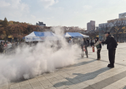 장안구청 직원들이 광장에서 소화기로 초기진화 훈련을하고 있다