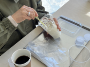 마늘 스프레드 잼을 만들고 있는 참가자의 모습