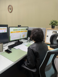 이은정 수원시동부육아종합지원센터장이 온라인으로 아동학대 예방 LIVE 교육을 진행하는 모습