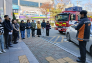 소방관이 훈련 참여자들에게 화재시 행동요령 등 소방안전교육을 실시하고 있다. 