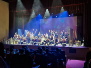 공연이 끝나고 출연 배우들이 관객에게 인사를 하고 있다.