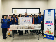 망포1동 바르게살기운동위원회 유순모 위원장과 회원들, 김영희 망포1동장이 '영양가득 사랑의 반찬'을 놓고 기념촬영을 하고 있다