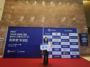 사진2)장안구보건소 관계자가 ‘2025년 FETP-F 담당자 과정 최종 평가대회’에서 수상 후 기념촬영을 하고 있다.    