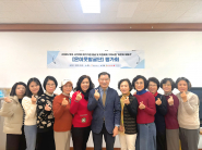 2025년 온이웃발굴단 참여자들이 평가회를 기념한 모습이다.