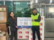 영화교회 기부장 김장김치를 기부하고 있다. 