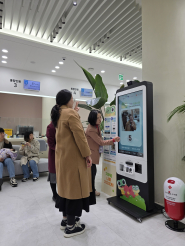 사진)한 임신부가 기부 키오스크를 체험하고 있다.    