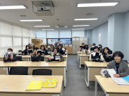 SK청솔노인복지관에서 독거노인종합지원센터와 유니클로 후원 '겨울맞이 히트텍 지원사업'을 기념하고 있다.