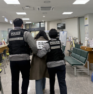 민원인이 경찰에 인계되고 있다