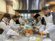 프로그램 참가자들이 김장을 담그고 있다     