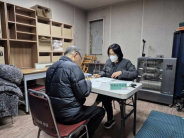 경로당에 방문하여 치매조기검진을 시행하고 있는 모습