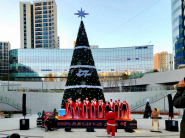 경기 도담 트리 점등식에서 경기도청 합창단이 식전공연을 펼치고 있다.