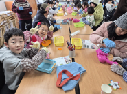 아이들이 버려진 장난감을 직접 분해하고 있다