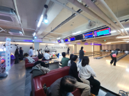 각 레인에서 볼링 경기에 참여한 부부들의 모습