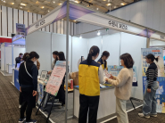 수원시 보건소가 수원컨벤션센터에서 열리는 ‘2025 대한민국 방역학술대회 및 전시회’에서 감염병 예방 캠페인을 펼치고 있다.