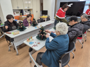 팔달구치매안심센터 프로그램 참여자들이 ‘2025년 치매안심센트 프로그램 참여자 수료식’에서 기념촬영을 하고 있다.     