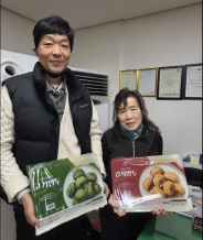 백청우칼국수 본점이 우만3단지경로당에 만두를 전달했다