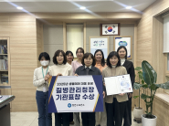 사진)장안구보건소 관계자들이 기념사진을 촬영하고 있다    