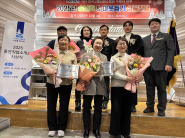 지정서와 현판을 전달한 후 기념촬영을 하고 있다.