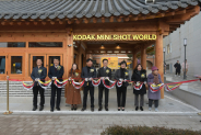 코닥 미니샷 월드 개관식 참석자들이 기념사진을 촬영하고 있다.