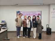 SK청솔노인복지관에서 수원특례시 이·미용 방범 봉사대 연합회가 봉사를 기념하고 있다.