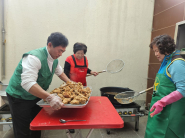 구운동 새마을부녀회에서 정성스레 반찬을 만들고 있는 모습