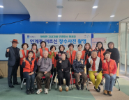 장수사진 촬영 어르신들과 박선옥 인계동장, 이만세한식부봉사회원들이 포즈를 취하고 있다.