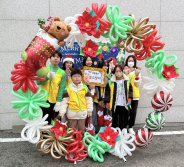 학부모회가 직접 제작한 포토존에서 추억을 남기는 통통봉사단 학생들