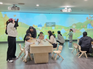 아이들이 나만의 허수아비를 그려보고 스크린에 띄어 보는 놀이를 하고 있다.  