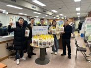 신곡초등학교가 성탄절을 맞이하여 관내 취약계층 어르신들을 위해 세류3동 행정복지센터에 선물꾸러미 40개를 전달했다. 