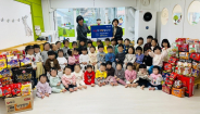 빅트리어린이집이 정자2동에 라면을 기부하고 있다.