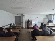 교통 안전 및 한파대비 건강관리 요령에 대해 교육중인 모습